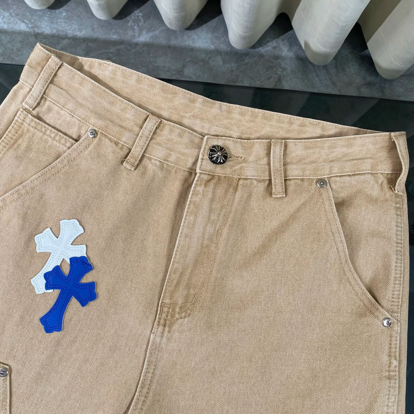 P270 CH Chromehearts limited edition blue and white cross-patched leather work jeans and denim logging pants. The counter price is 34W level. The patch is decorated with cross flowers and washed jeans! ! An absolutely high-end luxury product, a 1.9W-level god-level single product, a super popular product, made by top heavy industry, a magic weapon that cannot be missed! [About Zangyin] This is an extremely luxurious fashion brand that can also be called the aristocracy of the high street. It has always been an exclusive brand for some hipsters or rich second generations. Compared with ordinary high streets, it is more luxurious and noble. Compared with luxury brands, it is more fashionable and individual. It has always been a brand that I have a special liking for. [Top heavy industry fashion design] Consistently high-street luxury style. Speaking of this style, the Zangyin family and GU family are definitely the leading representative brands. Especially the Zangyin family has really achieved a state-of-the-art effect in creating high-street style. The unique washed material is used to create this style. The color system is already quite eye-catching. After it is decorated with patchwork cross flowers, it cleverly highlights the charm of the brand. Secondly, this style uses classic The high-waist cutting design highlights the long legs and fashionable temperament of the upper body. The brand is highly recognizable and the slim fit configuration is more suitable for daily wear. It is a product that interprets personality, fashion, and specifications at a glance. This single product is enough to make any fan excited. It can be a white T-shirt for a youthful college style, or a tight suspender for a royal style. It has strong matching ability and can be easily controlled by men.  [Materials and craftsmanship] Needless to say, this point goes without saying. As an excellent craftsman brand, Zangyin’s requirements for details and craftsmanship are really perfect. The washed color of this model has gone through so many processes, not to mention the embellishment of denim appliques. It is also purely hand-made and sewn. Just like what they believe in, only hand-made things have soul and have the meaning of wear. A top-notch heavy-duty fashionable denim item, I look forward to your perfect interpretation! !  Color: Khaki Size: 30-36